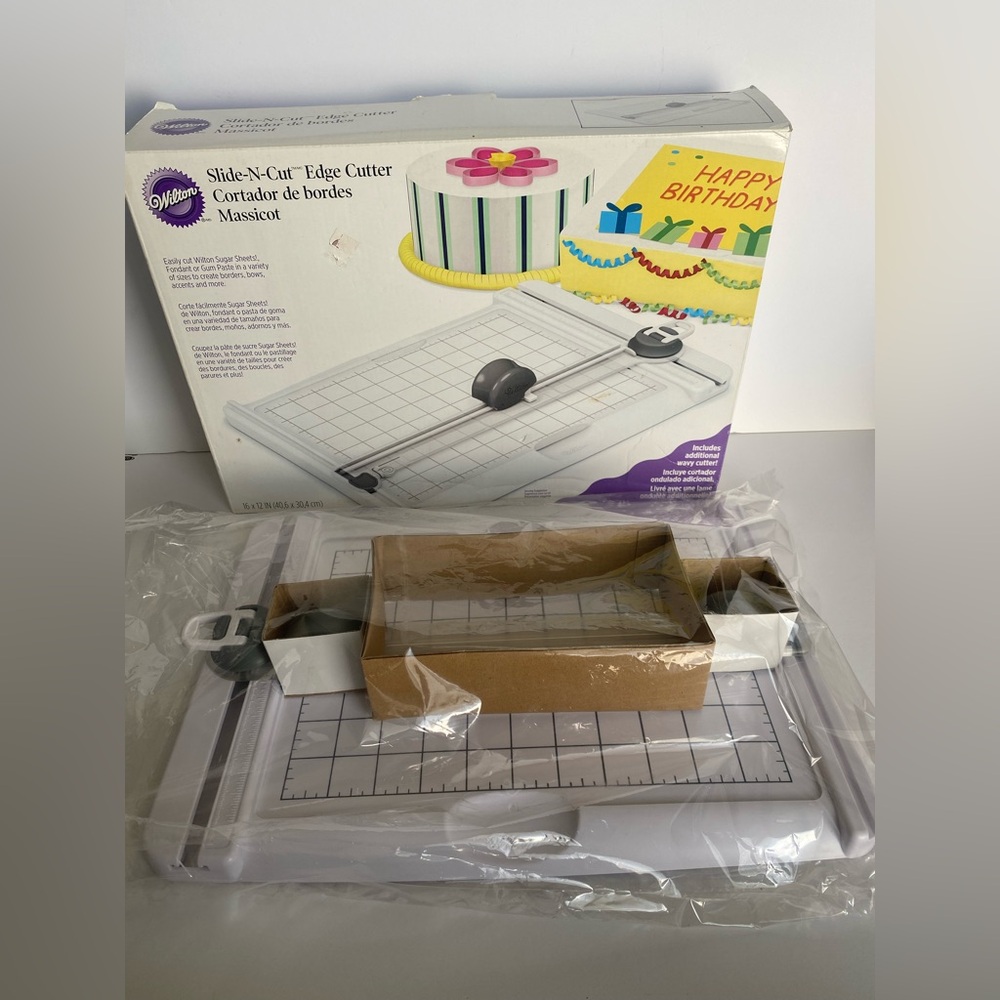 Wilton Slide-N-Cut Edge Cutter with box cake fondant